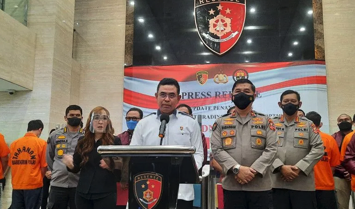Direktur Eksus Bareskrim Polri Brigjen Pol Whisnu Hermawan memberikan keterangan perkembangan penanganan perkara Binary Option Binomo, di Mabes Polri, Jakarta, Kamis (7/4/2022).