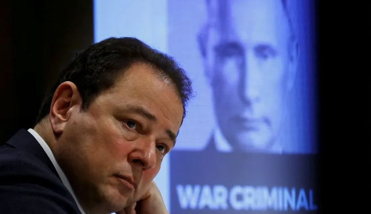 Foto Presiden Rusia Vladimir Putin diperlihatkan di layar di samping Dubes Ukraina untuk Jepang Sergiy Korsunsky saat konferensi pers di Tokyo, Jepang, Jumat (25/2/2022). ANTARA FOTO/REUTERS/Kim Kyung-Hoon/hp/cfo (REUTERS/KIM KYUNG-HOON)