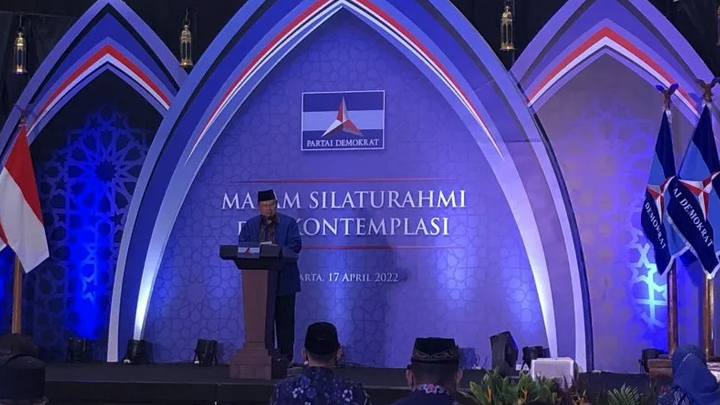 Ketua Majelis Tinggi Partai Demokrat Susilo Bambang Yudhoyono (SBY) menyampaikan sambutan dalam acara “Malam Silaturahmi dan Kontemplasi” yang diselenggarakan di Golden Ballroom Hotel Sultan, Jakarta, Minggu (17/4/2022). (foto : indoposnews/ antara /Putu Indah Savitri )