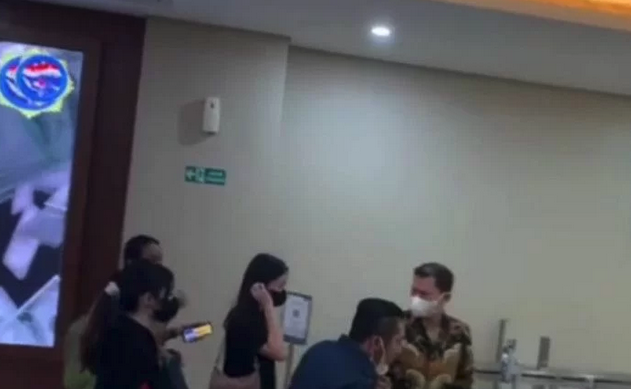 Tangkapan layar - Pacar Indra Kenz, Vanessa Khong tiba di Bareskrim Mabes Polri untuk memenuhi panggilan penyidik guna pemeriksaan sebagai saksi terkait kasus penipuan investasi aplikasi Binomo, Selasa (8/3/2022). (foto : indoposnews/antara /Laily Rahmawaty)