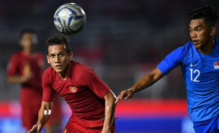 Pemain Timnas U-22 Indonesia Egy Maulana Vikri (kiri) mengejar bola dibayangi pemain Timnas Singapura Muhammad Syahrul Bin Sazali dalam pertandingan Grup B SEA Games 2019 di Stadion Rizal Memorial, Manila, Filipina, Kamis (28/11/2019). ANTARA FOTO