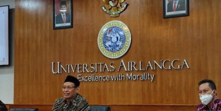 Rektor Unair Prof. Mohammad Nasih (tengah) saat menggelar konferensi pers terkait SBMPTN di kampus setempat, Kamis (21/4/2022). ANTARA/Willy Irawan.