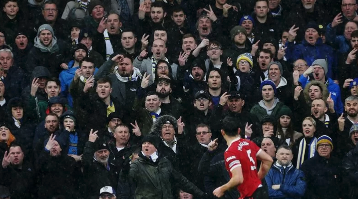 Pemain Manchester United Harry Maguire merayakan gol pertama mereka saat pertandingan Liga Inggris Leeds United vs Manchester United di Elland Road, Leeds, Inggris, Minggu (20/2/2022). ANTARA FOTO/Action Images via Reuters/Lee Smith/aww/sad.
