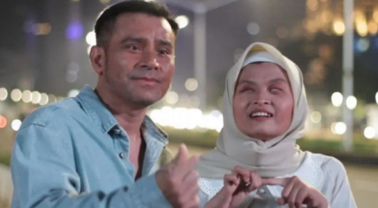 Penyanyi Judika berduet dengan Nurlela Penyandang Disabilitas Netra. foto : indoposnews/ist