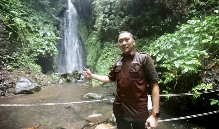 Ketua Fraksi Partai Demokrat DPR RI Edhie Baskoro Yudhoyono (Ibas) berfoto berlatarkan Air Terjun Srambang yang terletak di Kabupaten Ngawi, Jawa Timur. ANTARA/HO-Tim Ibas.