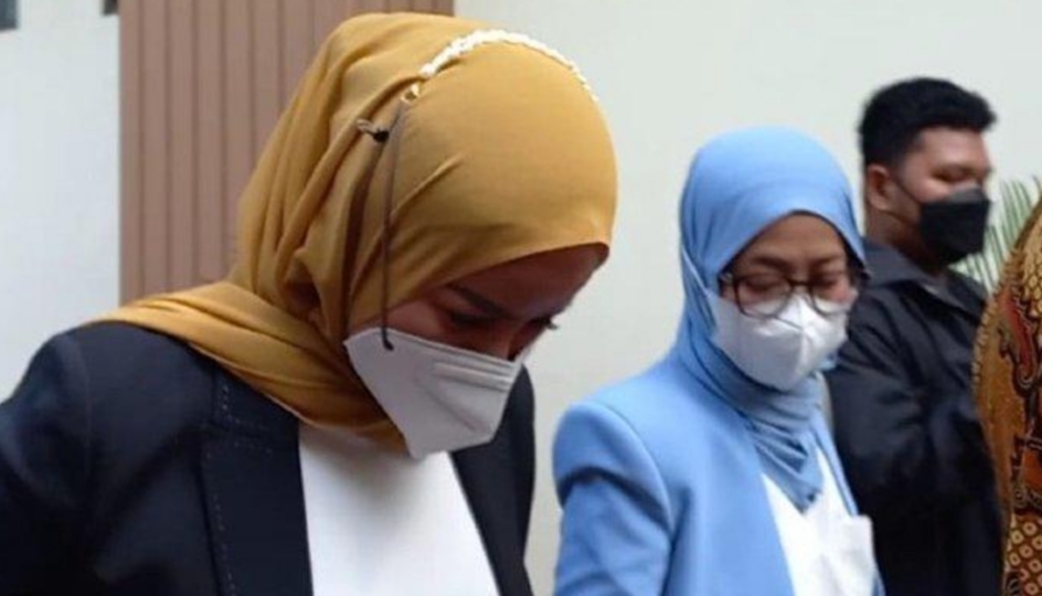 Menunduk, Olla Ramlan Datangi Pengadilan Agama