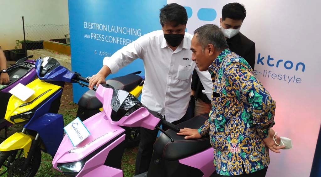 Direktur PT WIMA M. Samiarto menunjukan kelebihan motor listrik disela-sela peluncuran motor listrik buatan anak negeri di Busybeans Coffeatery, Brawijaya, Jakarta Selatan, Rabu (6/4)