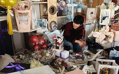 Bintang Korea Selatan Ahn Hyo-seop, kebanjiran kado. (foto : indoposnews/instagram)