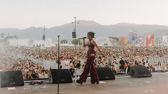 Musisi asal Indonesia NIKI Zefanya tampil di Festival Coachella Valley Music and Art Festival 2022. (foto : indoposnews/ist/instagram @nikizefanya)