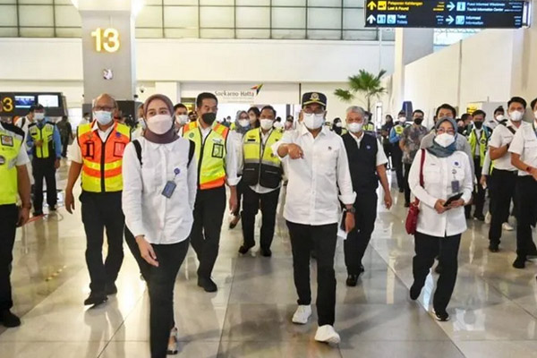 Menteri Perhubungan Budi Karya Sumadi (tengah) saat meninjau Bandara Soekarno Hatta, pada Jumat (29/4). (indoposnews/antara -Kemenhub)