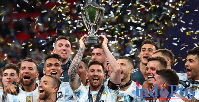 Kapten timnas Argentina Lionel Messi (tengah) mengangkat piala Conembol-UEFA Cup of Champions setelah mengalahkan Italia dengan skor 3-0 padaFinallisima di Stadion Wembley, London, Rabu (1/6/2022). (