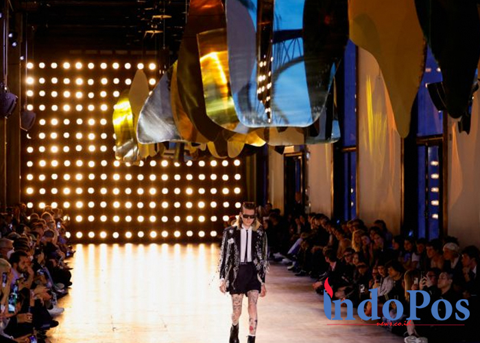 Seorang model menampilkan kreasi desainer Hedi Slimane sebagai bagian dari peragaan koleksi Pakaian Pria Musim Semi/Musim Panas 2023 untuk rumah mode Celine selama Paris Fashion Week di Prancis, 26 Juni 2022. REUTERS/Sarah Meyssonnier (REUTERS/SARAH MEYSSONNIER)
