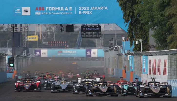 Pembalap melaju usai start pada balapan Formula E seri kesembilan di Jakarta International E-Prix Circuit (JIEC), Jakarta, Sabtu (4/6/2022). ANTARA FOTO