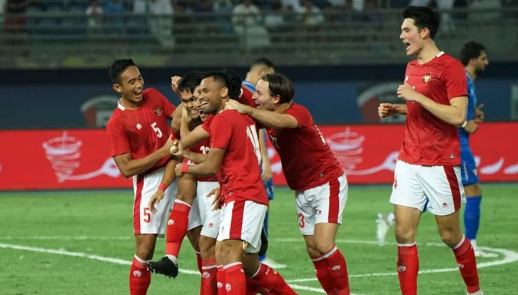 Pesepak bola Timnas Indonesia Rachmat Irianto (kedua kiri) berselebrasi dengan rekan-rekannya usai membobol gawang Timnas kuwait dalam laga perdana Grup A Kualifikasi Piala Asia 2023 di Stadion Internasional Jaber Al Ahmad, Kuwait, Rabu (8/6/2022). Kemenangan Indonesia atas Kuwait dengan skor 2-1 tersebut menjadi yang pertama sejak 1980 atau 42 tahun lalu saat Indonesia mengalahkan lawannya itu dengan skor 2-1 pada Turnamen Kemerdekaan di Malaysia.