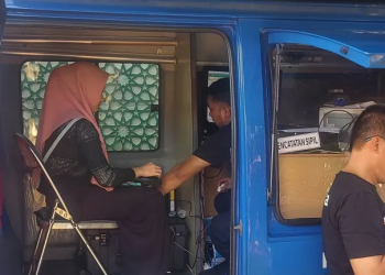 Warga mendatangi lokasi pelayanan "jemput bola" dukcapil di Cipayung, Jakarta, Rabu (29/6/2022). ANTARA/Yogi Rachman