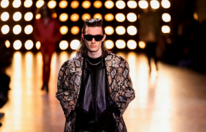 Seorang model menampilkan kreasi desainer Hedi Slimane sebagai bagian dari peragaan koleksi Pakaian Pria Musim Semi/Musim Panas 2023 untuk rumah mode Celine selama Paris Fashion Week di Prancis, 26 Juni 2022. REUTERS/Sarah Meyssonnier (REUTERS/SARAH MEYSSONNIER)
