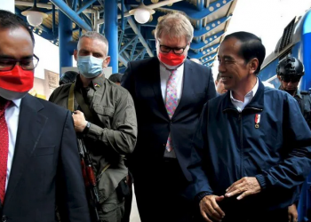 Presiden Joko Widodo (kanan) berbincang dengan Kepala Komisi Hubungan Antar Pemerintah Ukraina-Indonesia Taras Kachka (kedua kanan) saat tiba di Peron 1 Stasiun Central Kyiv, Ukraina, Rabu (29/6/2022). Setelah menempuh perjalanan selama kurang lebih 11 jam dengan Kereta Luar Biasa (KLB), Presiden Joko Widodo dan Ibu Iriana tiba di Stasiun Central Kyiv, Ukraina sekitar pukul 08.50 waktu setempat. ANTARA FOTO/Biro Pers Setpres/Laily Rachev/Handout/sgd/foc.