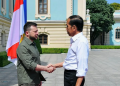 Presiden RI Joko Widodo disambut oleh Presiden Ukraina Volodymyr Zelenskyy saat tiba di Istana Maryinsky, Kyiv, Ukraina, Rabu (29/6/2022). (Biro Pers Sekretariat Presiden)