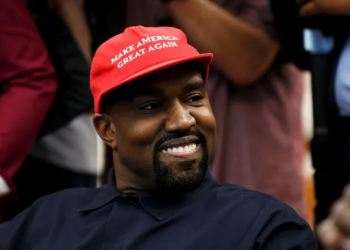 Penyanyi Rap Kanye West tersenyum seusai bertemu Presiden AS Donald Trup membahas reformasi penegakkan hukum di White House, AS. Foto diambil 11 Oktober 2018. (REUTERS/KEVIN LAMARQUE)