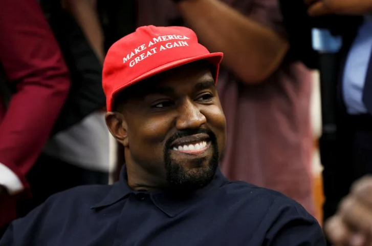 Penyanyi Rap Kanye West tersenyum seusai bertemu Presiden AS Donald Trup membahas reformasi penegakkan hukum di White House, AS. Foto diambil 11 Oktober 2018. (REUTERS/KEVIN LAMARQUE)