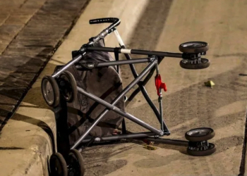Kereta dorong tergeletak di jalan setelah sebuah kendaraan menabrak Parade Natal, menyebabkan banyak orang terluka di Waukesha, Wisconsin, AS 21 November 2021. (Scott Ash-USA Today Network via Reuters/as)