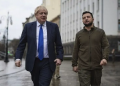 Arsip - Presiden Ukraina Volodymyr Zelenskyy (kanan) dan Perdana Menteri Inggris Boris Johnson berjalan di Kiev untuk melihat kerusakan akibat serangan Rusia, 9 April 2022. (ANTARA/Kepresidenan Ukraina/Reuters Connect/pri)