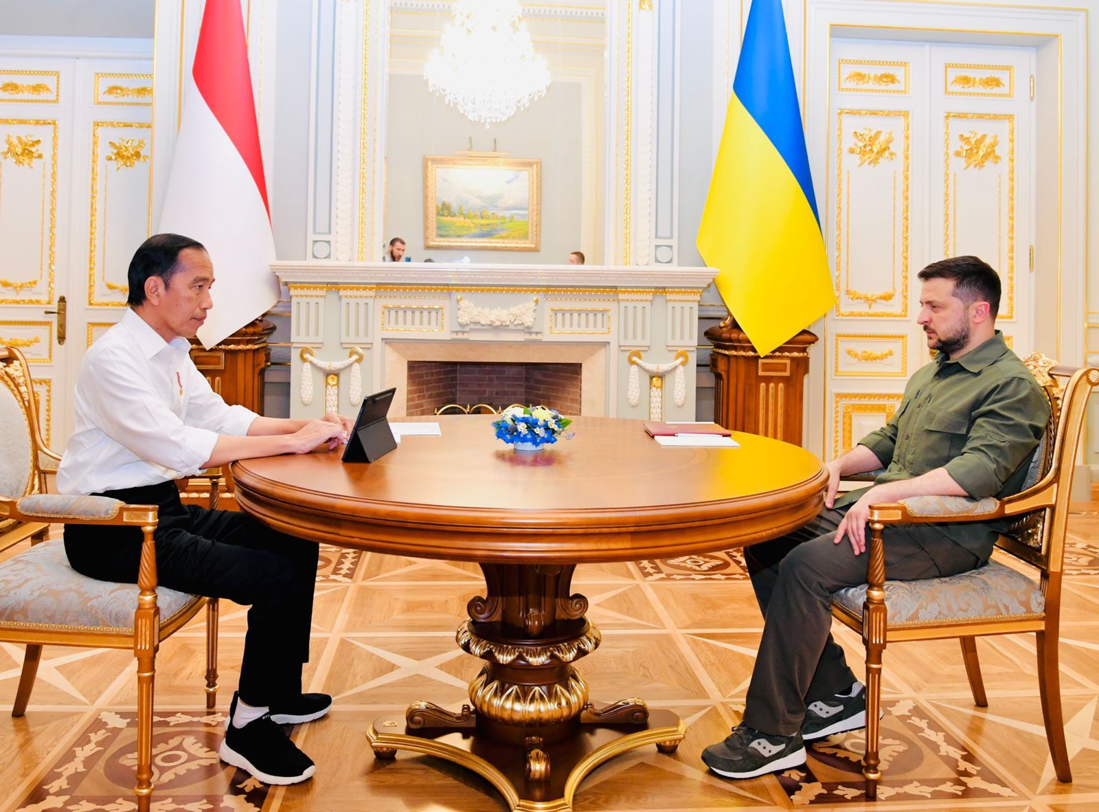 Presiden RI Joko Widodo disambut oleh Presiden Ukraina Volodymyr Zelenskyy saat tiba di Istana Maryinsky, Kyiv, Ukraina, Rabu (29/6/2022)