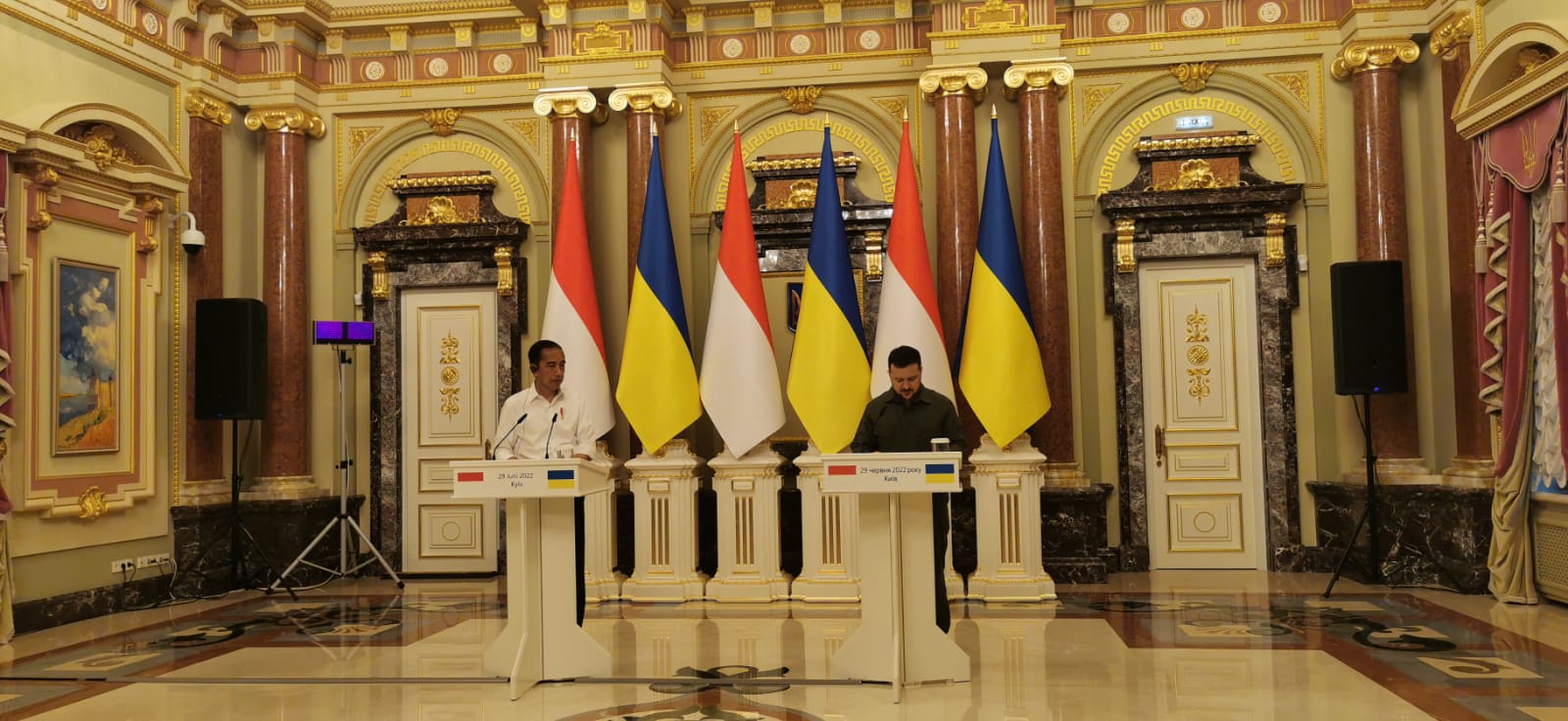 Presiden RI Joko Widodo bersama Presiden Ukraina Volodymyr Zelenskyy melakukan penandatanganan di Istana Maryinsky, Kyiv, Ukraina, Rabu (29/6/2022)