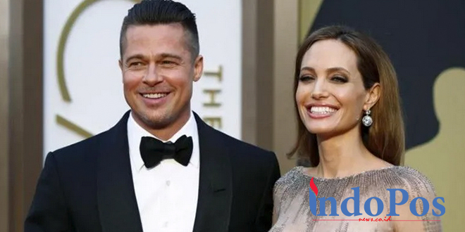 Aktor Brad Pitt dan Angelina Jolie saat menghadiri Academy Awards ke-86 di Hollywood, California, AS, pada 2 Maret 2014. (REUTERS/Lucas Jackson)