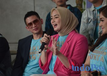 Pasangan Selebritis Rezky Aditya dan Citra Kirana saat jumpa pers di Kawasan Jagakarsa, Jakarta Selatan, Senin (26/6). (foto : indoposnews)