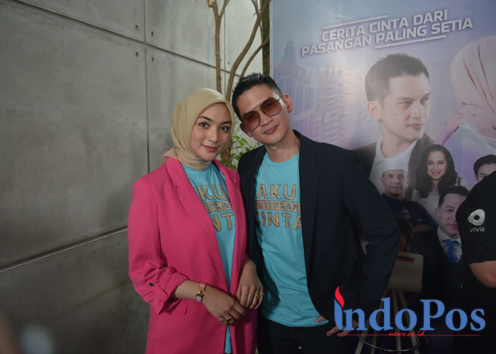 Pasangan Selebritis Rezky Aditya dan Citra Kirana saat jumpa pers di Kawasan Jagakarsa, Jakarta Selatan, Senin (26/6). (foto : indoposnews)