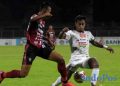 Pesepak bola Bali United Eky Taufik (kiri) berebut bola dengan pesepak bola Persija Jakarta Osvaldo Haay (kanan) pada pertandingan Liga 1 di Stadion I Gusti Ngurah Rai, Denpasar, Bali, Minggu (6/3/2022) malam.