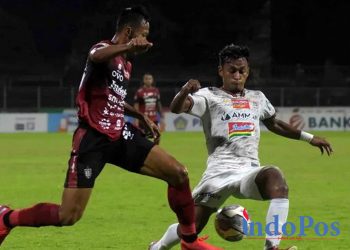 Pesepak bola Bali United Eky Taufik (kiri) berebut bola dengan pesepak bola Persija Jakarta Osvaldo Haay (kanan) pada pertandingan Liga 1 di Stadion I Gusti Ngurah Rai, Denpasar, Bali, Minggu (6/3/2022) malam.