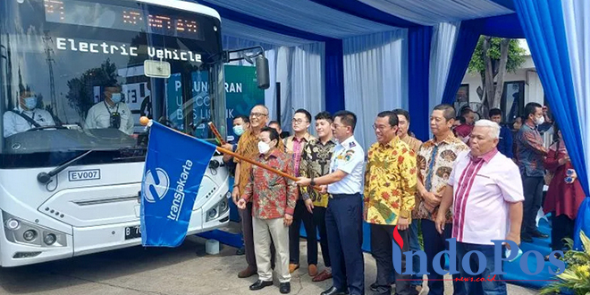 PT Transportasi Jakarta melakukan uji coba bus listrik di Terminal Kampung Rambutan, Jakarta, Rabu (8/6/2022).