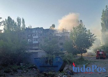 Asap mengepul di atas bangunan tempat tinggal yang terkena serangan militer Rusia, saat serangan Rusia di Ukraina berlanjut, di Mykolaiv, Ukraina 29 Juni 2022. (reuters)