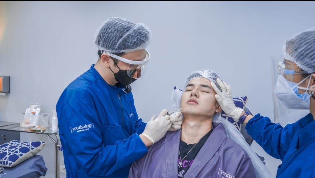Matthew Gilbert, Mister Supranational Indonesia menjalani perawatan di klinik Youthology. (Indoposnews/ist)