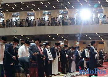 Presiden Joko Widodo melaksanakan shalat Iduladha 1443 Hijriah di masjid Istiqlal pada Minggu (10/7/2022). ANTARA
