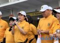 Ketua DPR RI Puan Maharani (tengah) selaku Ketua Dewan Kehormatan Keluarga Besar Putra Putri (KBPP) Polri ketika membuka acara FunWalk KBPP Polri di Gate H Gelora Bung Karno, Jakarta, Minggu (3/7/2022).