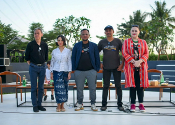 Musisi Indonesia Fariz RM (kiri) bersama Andien (tengah) dan founder Prambanan Jazz Festival Anas Syahrul AlimiÊ(kanan) memberi pemaparan saat jumpa pers jelang perhelatan Prambanan Jazz Festival 2022 di Prambanan Jazz Caffe, Sleman, D.I Yogyakarta, Kamis (30/6/2022).