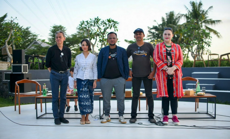 Musisi Indonesia Fariz RM (kiri) bersama Andien (tengah) dan founder Prambanan Jazz Festival Anas Syahrul AlimiÊ(kanan) memberi pemaparan saat jumpa pers jelang perhelatan Prambanan Jazz Festival 2022 di Prambanan Jazz Caffe, Sleman, D.I Yogyakarta, Kamis (30/6/2022).
