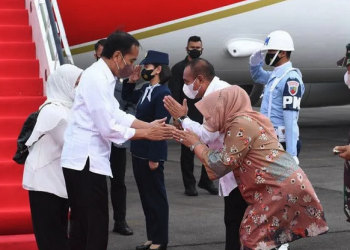 Presiden Joko Widodo dan Ibu Negara Iriana Jokowi disambut Gubernur Sumatera Utara Edy Rahmayadi beserta istri setelah mendarat di Pangkalan Udara Soewondo, Kota Medan, Sumatera Utara, Selasa (5/7/2022) sore. ANTARA/HO-Biro Pers Sekretariat Kepresidenan/Kris/aa. (Handout Biro Pers Sekretariat Kepresidenan/Kris)