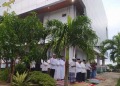 Jemaah Muhammadiyah Bengkulu melaksanakan sholat Idul Adha diluar mesjid karena kapasitas didalam mesjid penuh. ANTARA/Anggi Mayasari