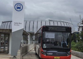 Bus Metrotrans melintas di kawasan Halte Jakartas International Stadium (JIS), Jakarta, Selasa (1/3/2022).