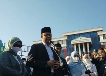 Gubernur DKI Jakarta, Anies Baswedan usai Shalat Id di Jakarta Internasional Stadium (JIS), Jakarta Utara, Ahad (10/7/2022).