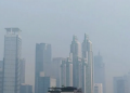 Suasana gedung pencakar langit di Jakarta yang terselimuti kabut polusi udara diamati dari Setiabudi, Jakarta Selatan, Jumat (17/6/2022). ANTARA