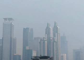 Suasana gedung pencakar langit di Jakarta yang terselimuti kabut polusi udara diamati dari Setiabudi, Jakarta Selatan, Jumat (17/6/2022). ANTARA