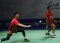 Pebulu tangkis ganda putra Indonesia Muhammad Rian Ardianto (kiri) dan Fajar Alfian mengembalikan kok ke arah ganda putra Indonesia Muhammad Shohibul Fikri/Bagas Maulana dalam babak 16 besar Indonesia Open 2022 di Istora Senayan, Jakarta, Kamis (16/6/2022).