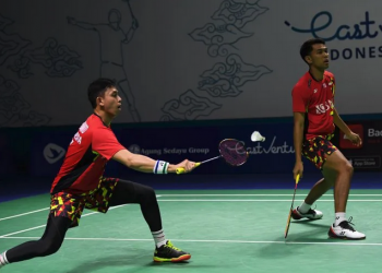 Pebulu tangkis ganda putra Indonesia Muhammad Rian Ardianto (kiri) dan Fajar Alfian mengembalikan kok ke arah ganda putra Indonesia Muhammad Shohibul Fikri/Bagas Maulana dalam babak 16 besar Indonesia Open 2022 di Istora Senayan, Jakarta, Kamis (16/6/2022).