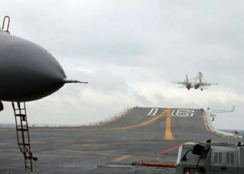 Dokumentasi - Sejumlah pesawat tempur dari kapal induk China Liaoning mengadakan latihan di sebuah wilayah di Laut China Selatan, Senin (2/1/2017).