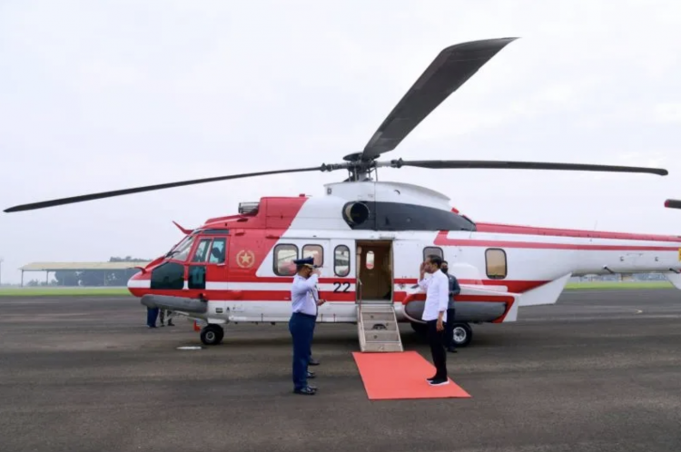 indoposnews.co.id - Presiden Joko Widodo bertolak ke Subang, Jawa Barat, dari Pangkalan TNI AU Atang Sendjaja, Bogor, menaiki helikopter NAS-332 Super Puma Skuadron Udara 45 TNI AU, Selasa, dalam kunjungan kerjanya.